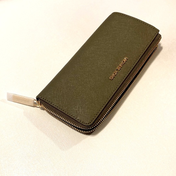 Michael Kors leather wallet , olive green, new with tags - Picture 6 of 7